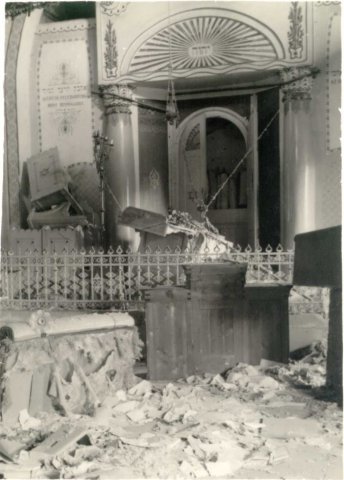 A marcali zsinagóga romos belső tere 1945–ben (Forrás: MZSL)
